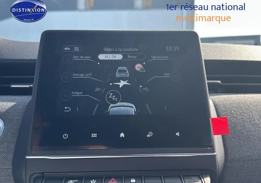Écran tactile central de la Renault Clio V gris schiste affichant les aides à la conduite dans l'habitacle.