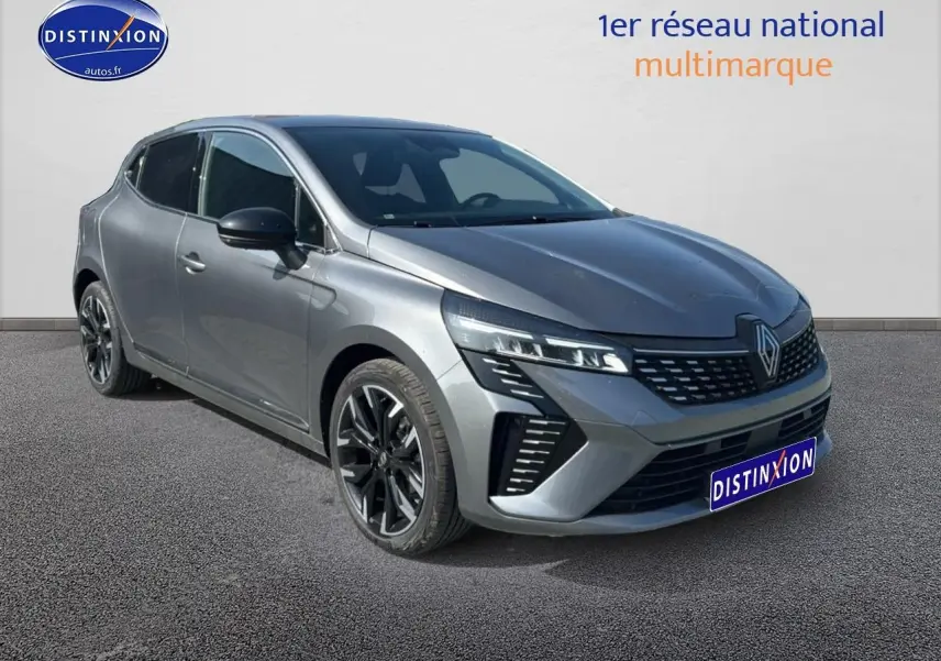 Renault Clio V gris schiste en 3/4 avant droit avec jantes alu et calandre chromée visible.