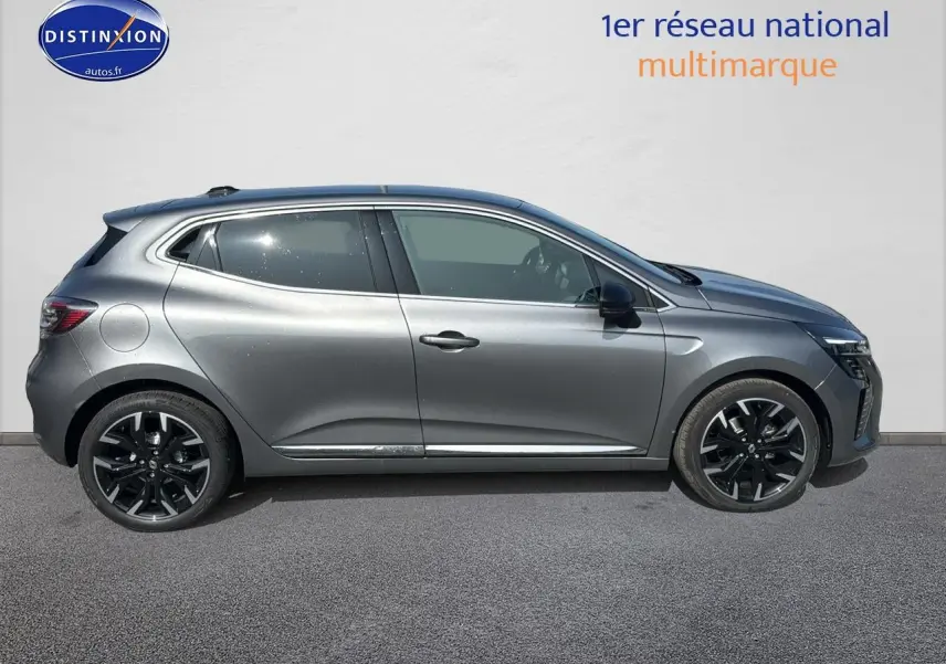 Profil droit de la Renault Clio V gris schiste 2025 avec jantes alu noires et vitres surteintées.