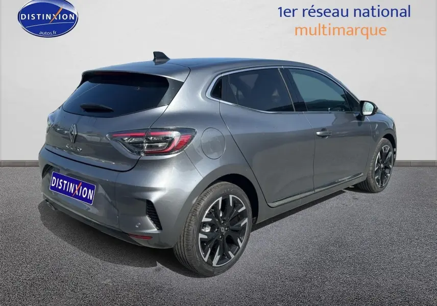 Renault Clio V gris schiste vue 3/4 arrière droit, jantes alliage noires et vitres surteintées.