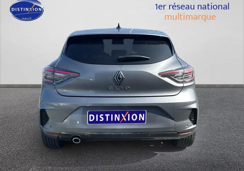 Vue arrière d'une Renault Clio V gris schiste avec feux LED et sortie d'échappement chromée visible.