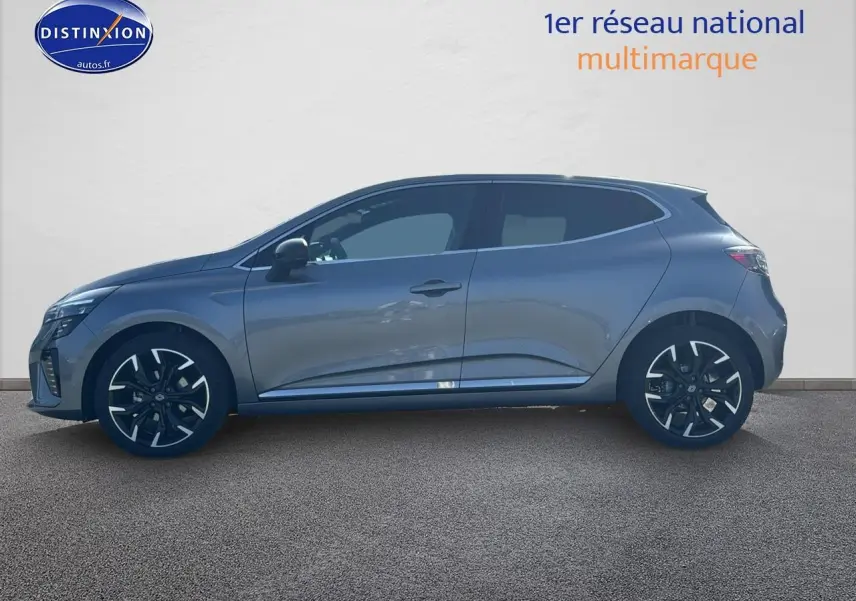 Profil gauche d'une Renault Clio V gris schiste 2025 avec jantes alu et poignées ton carrosserie.