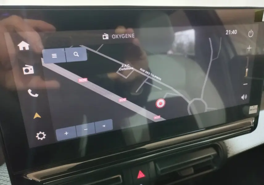 Écran tactile central affichant la navigation 3D dans l’habitacle d’une Citroën C3 hybride gris foncé.