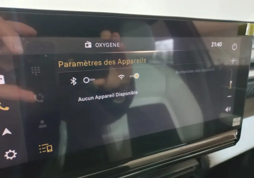 Écran tactile central de la Citroën C3 hybride 2025 affichant les paramètres Bluetooth et Wi-Fi, vue intérieure rapprochée.