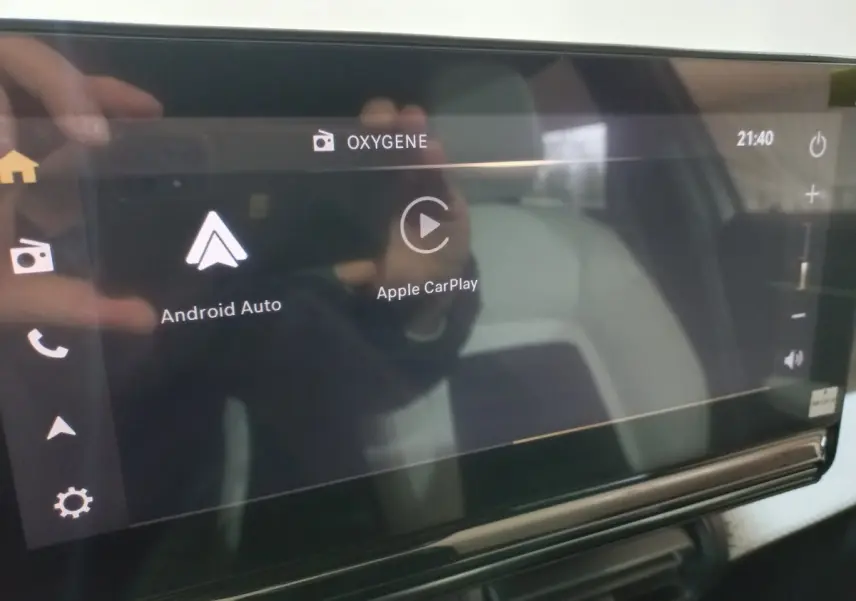 Écran tactile central affichant les options Android Auto et Apple CarPlay dans l'habitacle clair d'une Citroën C3 hybride.