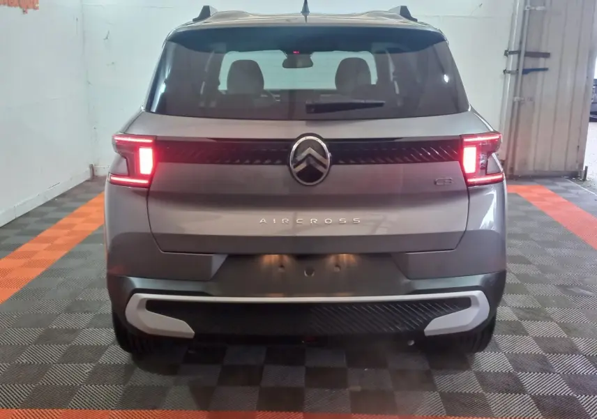 Vue arrière de la Citroën C3 Aircross gris foncé 2025 avec feux LED allumés et logo central distinctif.