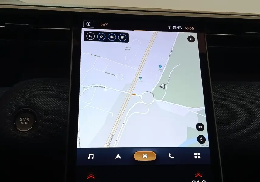 Écran tactile central du tableau de bord du Citroën C5 Hybride 2026 affichant la navigation 3D.
