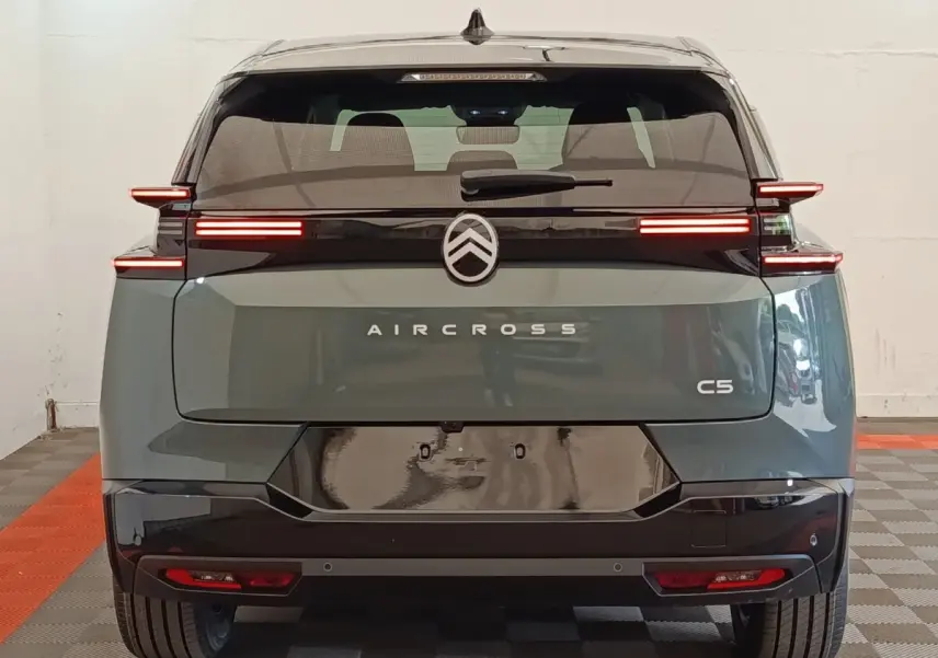 Vue arrière d'un Citroën C5 Aircross hybride vert avec feux LED horizontaux et logo centré.