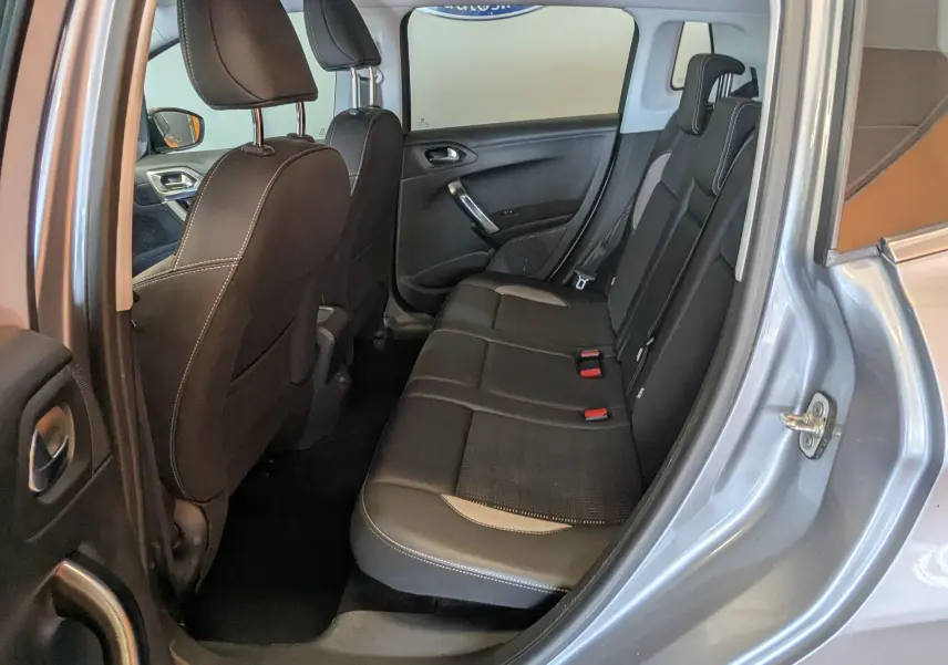 Vue intérieure côté droit sur la banquette arrière noire avec surpiqûres blanches du Peugeot 2008 gris artense 2015.