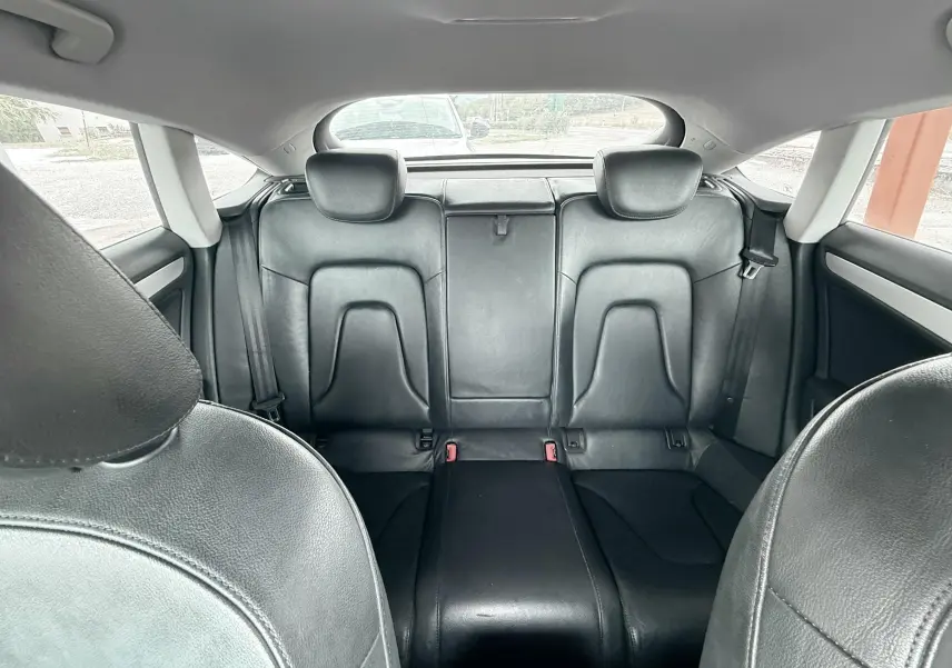 Vue intérieure arrière montrant les sièges en cuir noir de l'Audi A5 Sportback gris dauphin.