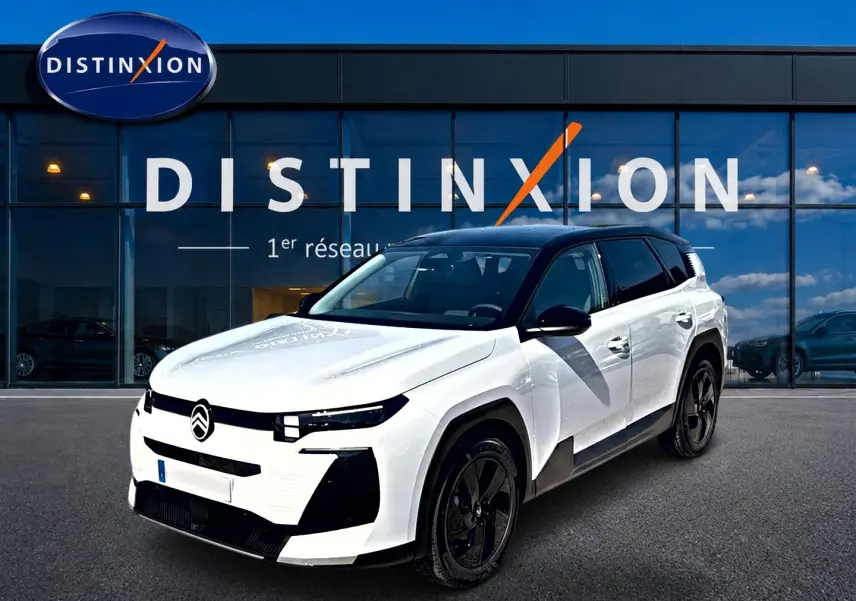 Citroën C5 Aircross hybride 2026 blanc et noir, vue 3/4 avant droit avec toit bi-ton et jantes alliage noires.