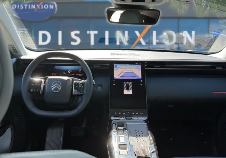 Vue intérieure avant du Citroën C5 Aircross blanc/noir, tableau de bord avec écran tactile vertical et volant multifonction.
