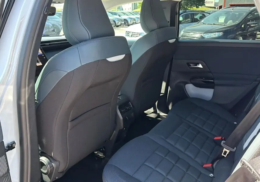 Vue intérieure arrière côté gauche du Citroën C5 Aircross blanc, montrant les sièges arrière et le dossier des sièges avant noirs.