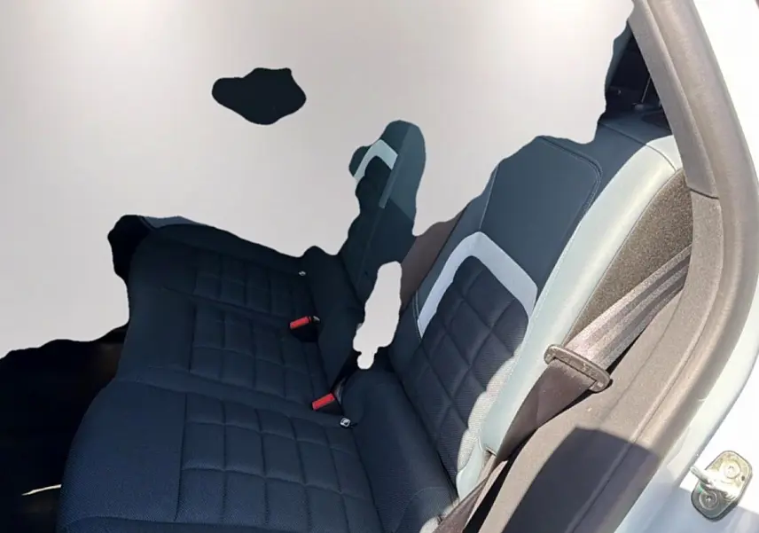 Vue intérieure côté droit sur la banquette arrière noire et grise du Citroën C5 Aircross blanc 2026.