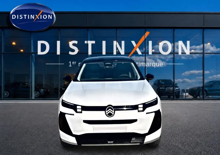 Vue de face du Citroën C5 Aircross 2026 blanc avec toit noir, devant une vitrine Distinxion.