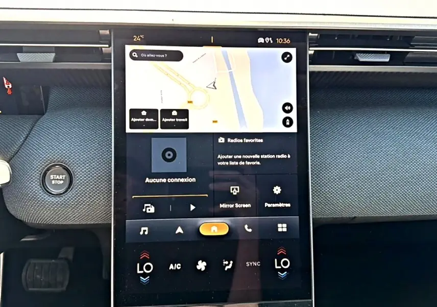 Vue rapprochée de l’écran tactile central vertical du tableau de bord du Citroën C5 Aircross hybride 2026.