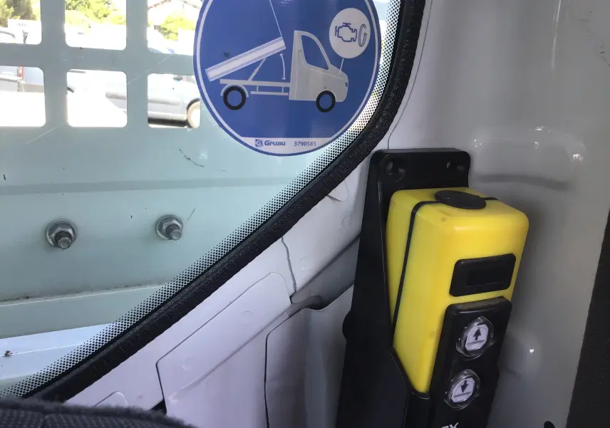 Gros plan sur la commande jaune de la benne dans l'habitacle blanc du Ford Transit Chassis Cabine 2019.