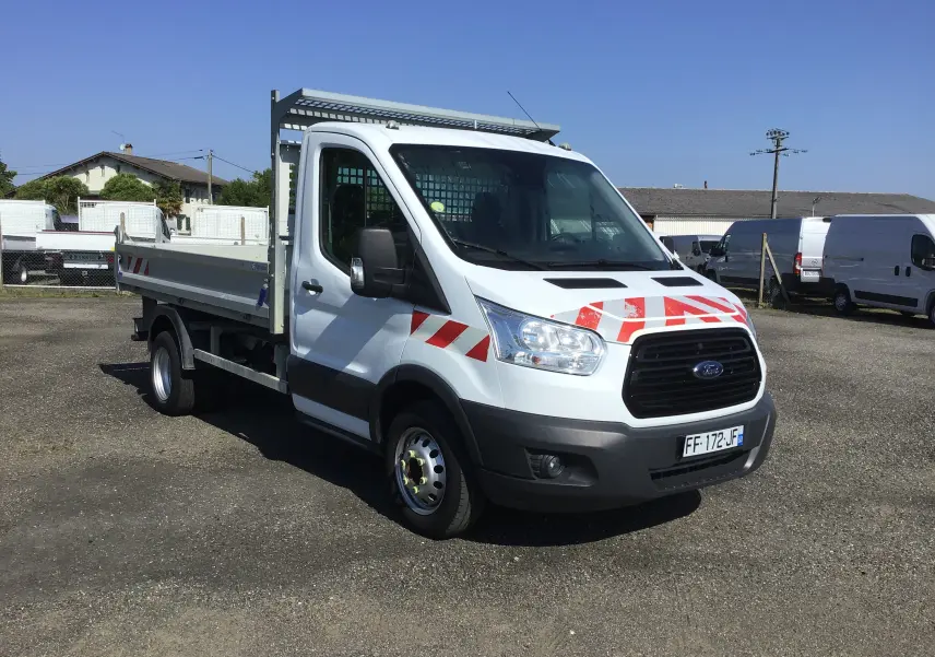 Ford Transit Chassis Cabine blanc vu en 3/4 avant droit avec benne et marquages rouges réfléchissants sur capot.