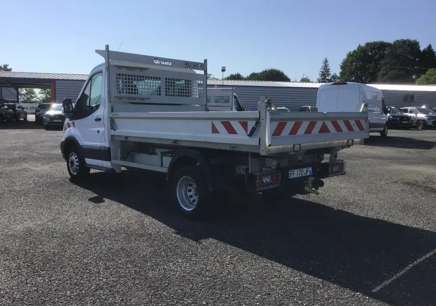 Ford Transit Chassis Cabine blanc vu en 3/4 arrière droit avec benne et marquages rouges réfléchissants.