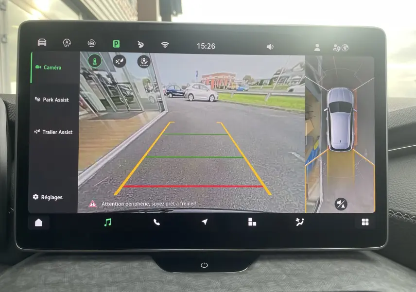 Écran multimédia affichant la caméra de recul et vue 360° du Skoda Kodiaq noir métal, tableau de bord intérieur.