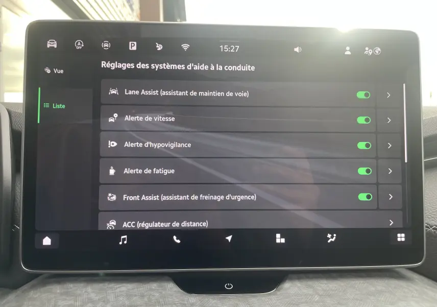 Écran tactile central du Skoda Kodiaq noir métal 2024 affichant les réglages des aides à la conduite activées.