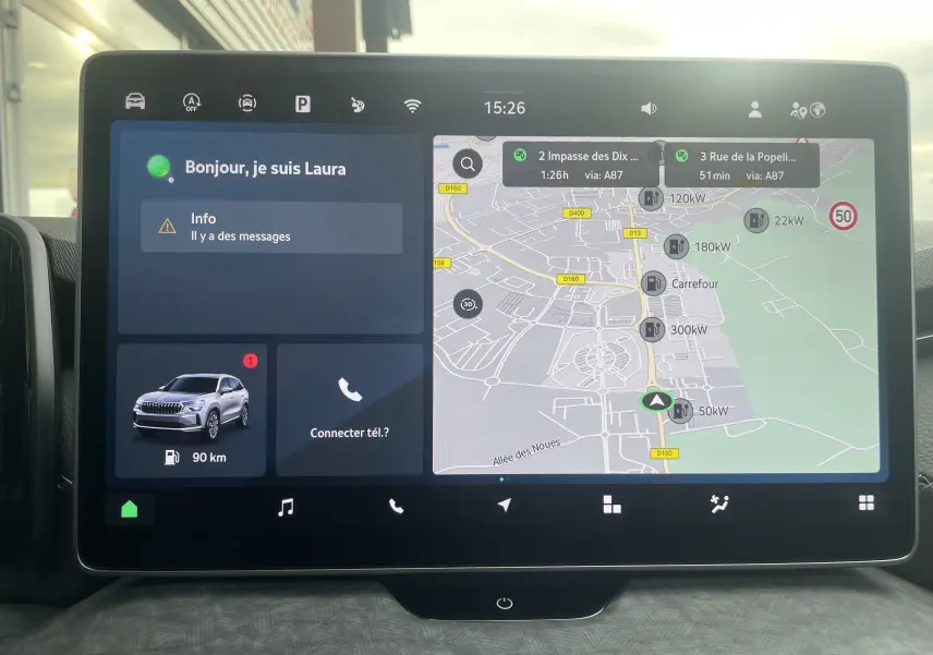 Écran tactile intérieur du Skoda Kodiaq 2024 noir métal montrant navigation et assistant vocal Laura
