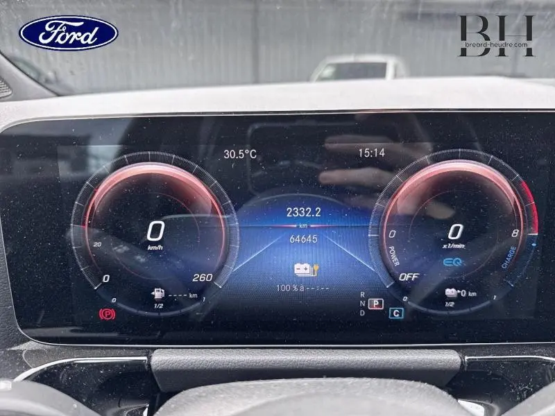 Tableau de bord numérique du Mercedes GLA 250 e bleu denim, affichant vitesse, autonomie et température extérieure.