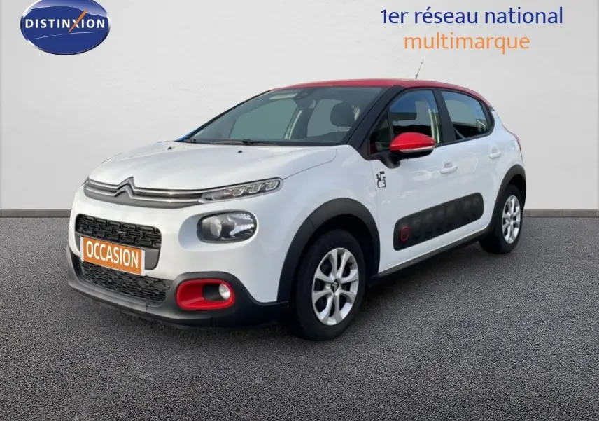 Citroën C3 blanc avec toit et rétroviseurs rouges, vue 3/4 avant droit mettant en valeur les Airbump noirs.