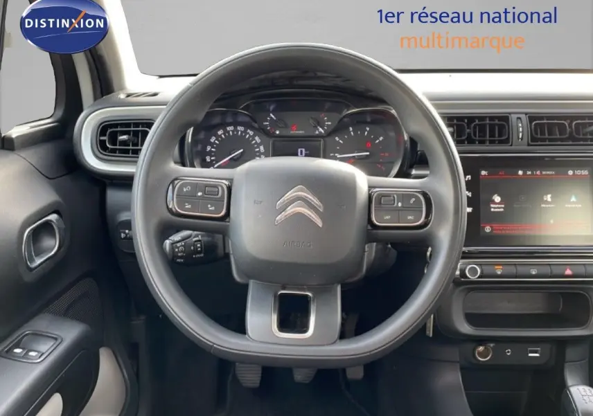 Vue centrée sur le volant Citroën C3 2018, tableau de bord noir avec écran tactile et commandes au volant.