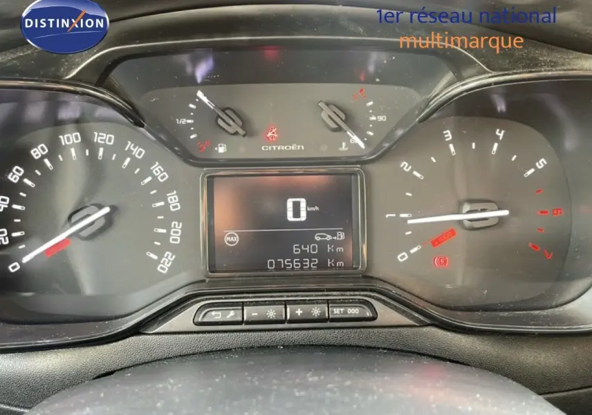 Vue rapprochée du tableau de bord de la Citroën C3 2018, affichant compteur et écran digital.