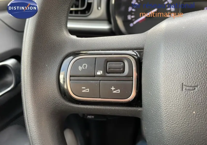 Gros plan sur les commandes au volant de la Citroën C3 2018, mettant en valeur les boutons de réglage audio.