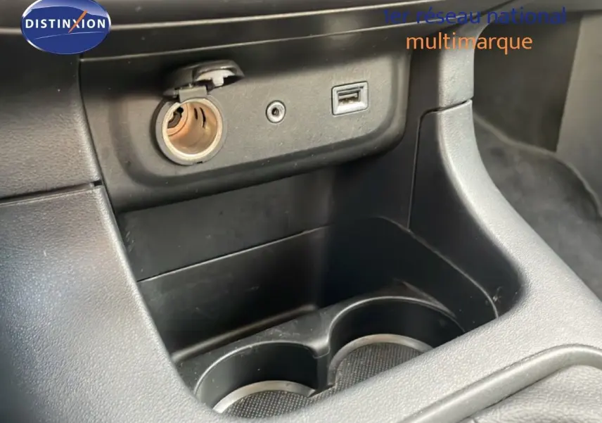 Gros plan sur la console centrale noire de la Citroën C3 2018, montrant prise allume-cigare et port USB.