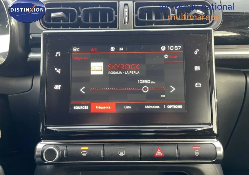 Vue rapprochée de l’écran tactile central de la Citroën C3 2018 blanc toit rouge, affichant la radio Skyrock.