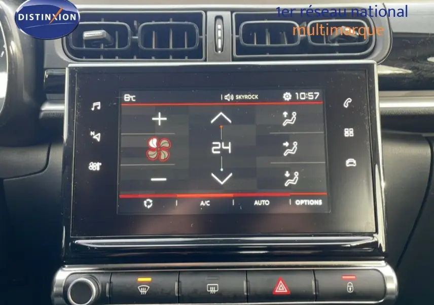 Écran tactile central de la Citroën C3 2018 affichant la climatisation à 24°C, vue frontale intérieure.