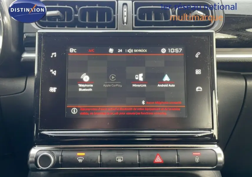 Écran tactile central de la Citroën C3 2018, vue frontale du tableau de bord avec commandes climatisation et Bluetooth.