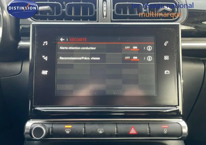 Écran tactile central du tableau de bord de la Citroën C3 2018, avec commandes de sécurité affichées.