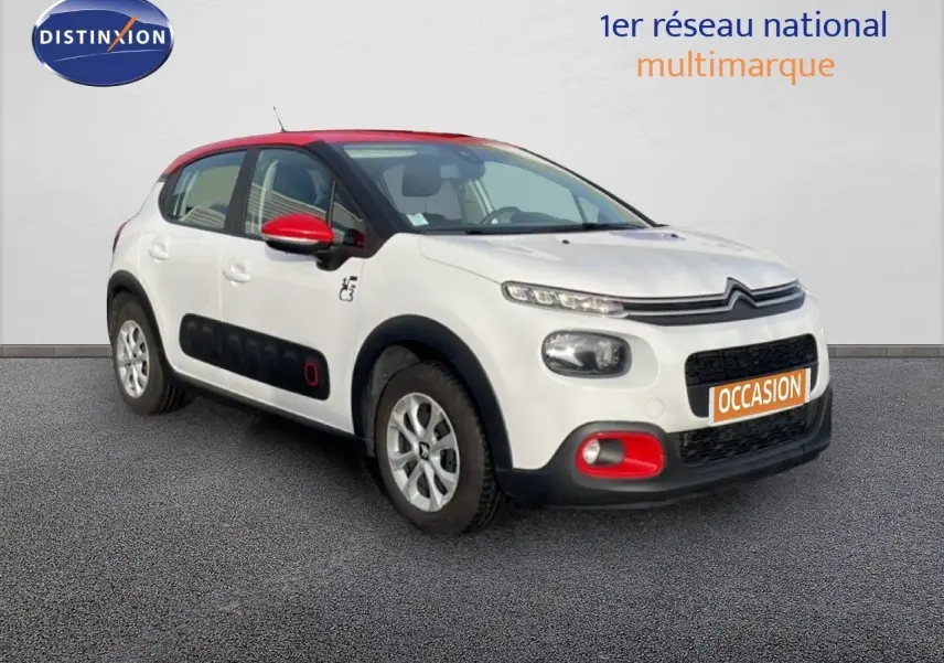 Vue 3/4 avant d'une Citroën C3 blanche avec toit et rétroviseurs rouges, équipée des Airbump noirs sur les portières.