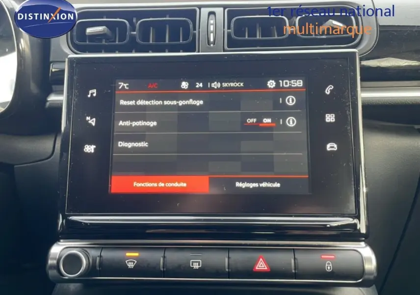 Vue rapprochée de l’écran tactile central et des commandes de la console d’une Citroën C3 2018 blanc toit rouge.