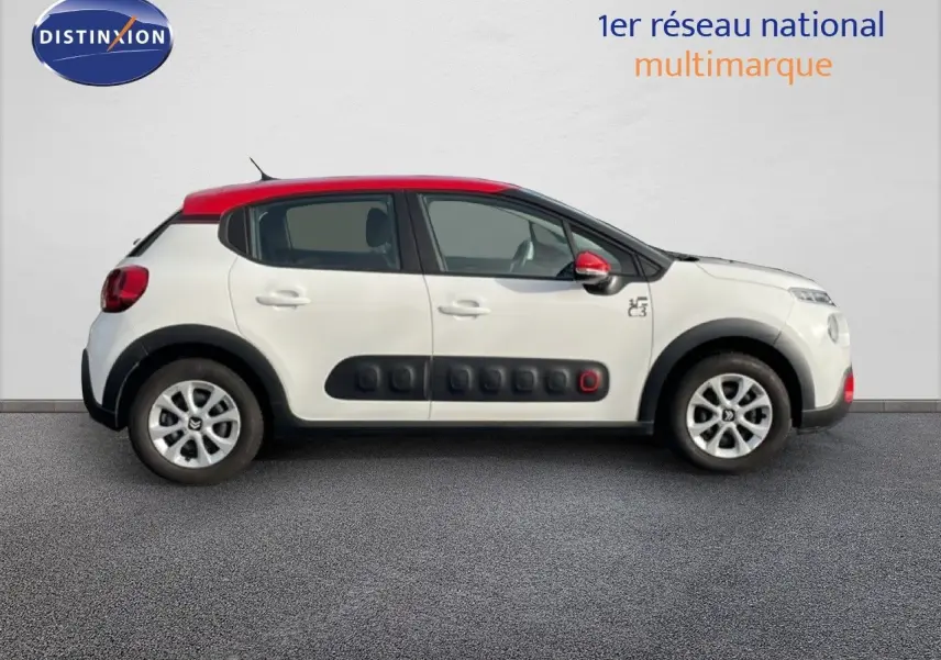 Vue de profil côté gauche d'une Citroën C3 blanche avec toit rouge et protections Airbump noires sur les portières.