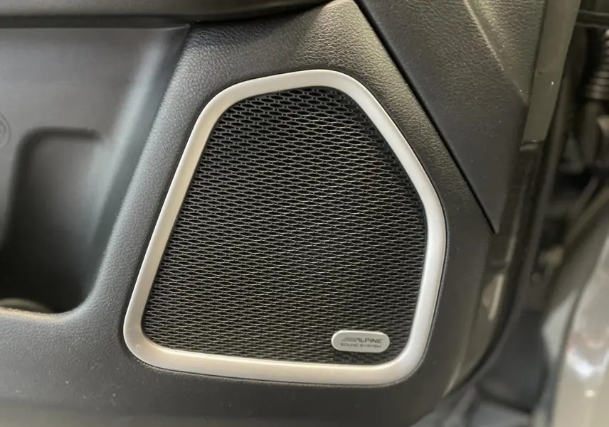 Gros plan sur l'enceinte Alpine intégrée à la porte côté droit du Jeep Compass gris foncé Trailhawk 2021.