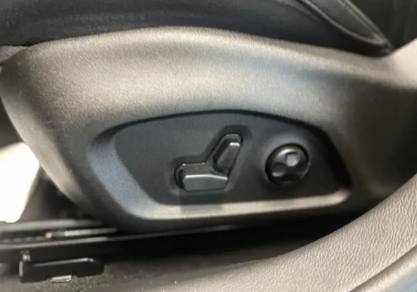 Gros plan sur les commandes électriques de réglage du siège du Jeep Compass gris foncé, version Trailhawk 2021.