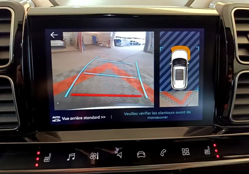 Écran tactile central du Citroën C5 Aircross Hybrid blanc montrant la caméra de recul et l'aide au stationnement arrière.