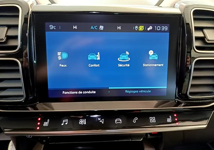Écran tactile central du tableau de bord du Citroën C5 Aircross Hybrid blanc, affichant les réglages véhicule.