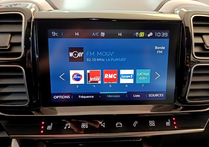 Écran tactile central affichant les stations radio dans l'habitacle du Citroën C5 Aircross blanc Hybrid 225 Shine Pack.