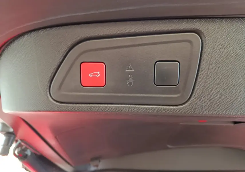 Gros plan sur les boutons de commande du coffre, intérieur noir du Citroën C5 Aircross Hybrid blanc.