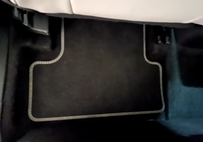 Tapis de sol noir avec surpiqûres blanches sous le siège avant d'une Citroën C5 Aircross Hybrid 225 ë-EAT8 Shine Pack.