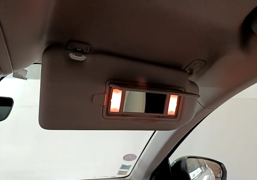 Détail intérieur du pare-soleil côté conducteur avec miroir éclairé dans un Citroën C5 Aircross blanc hybride.