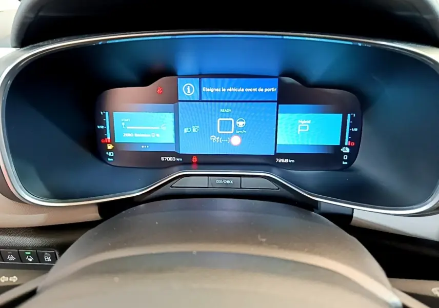 Vue rapprochée du combiné d'instruments numérique bleu du tableau de bord du Citroën C5 Aircross Hybrid 225 ë-EAT8 Shine Pack.