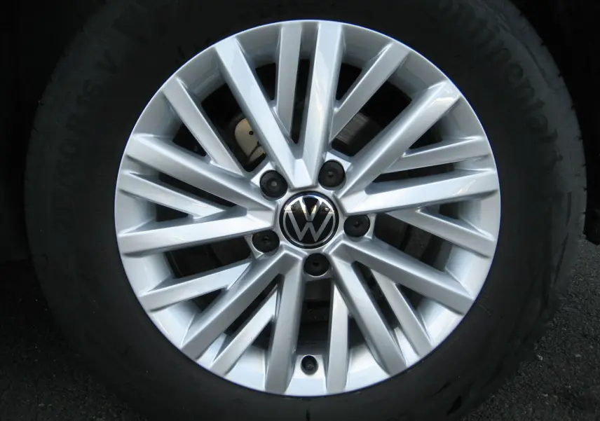 Gros plan sur la jante alliage argentée du Volkswagen T-Roc 2023, avec logo VW au centre.