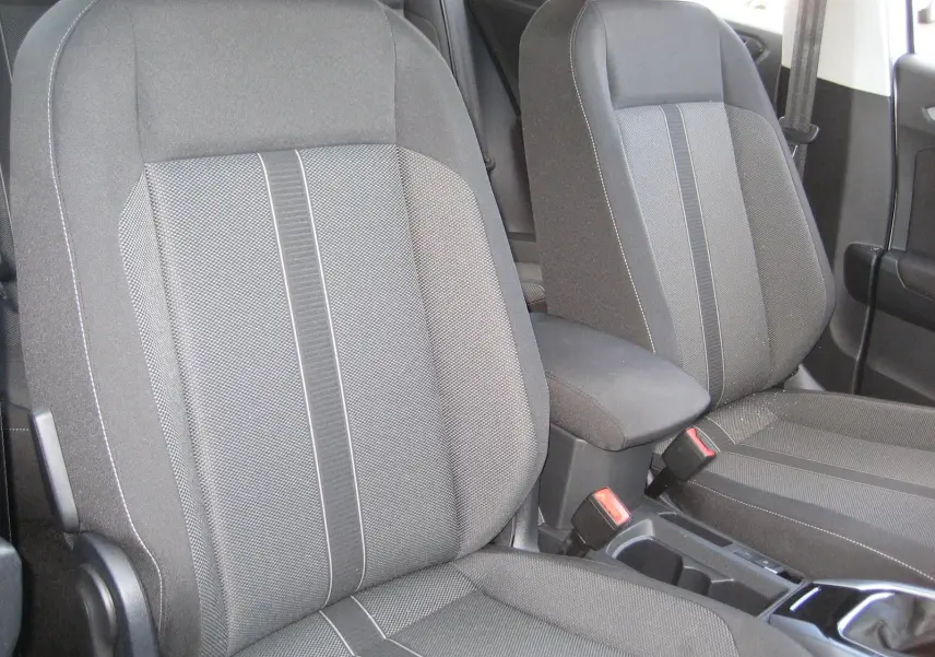 Vue rapprochée des sièges avant gris foncé du Volkswagen T-Roc 2023, mettant en valeur leur tissu et coutures.
